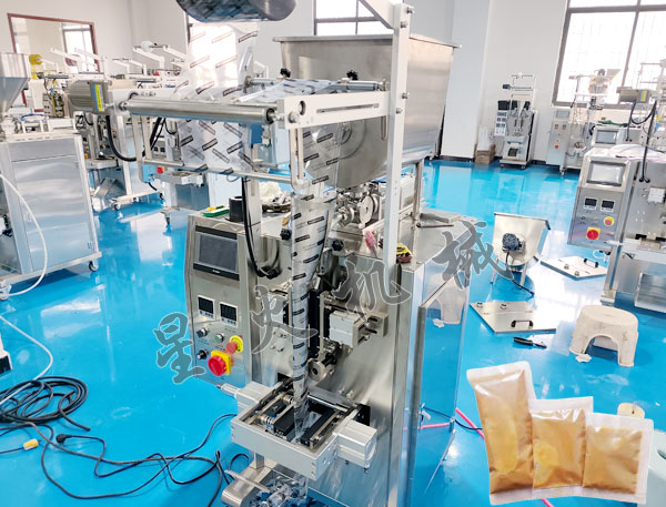 小袋醬料自動包裝機實拍圖