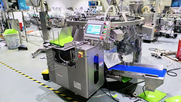 成都液體自動包裝機實拍圖