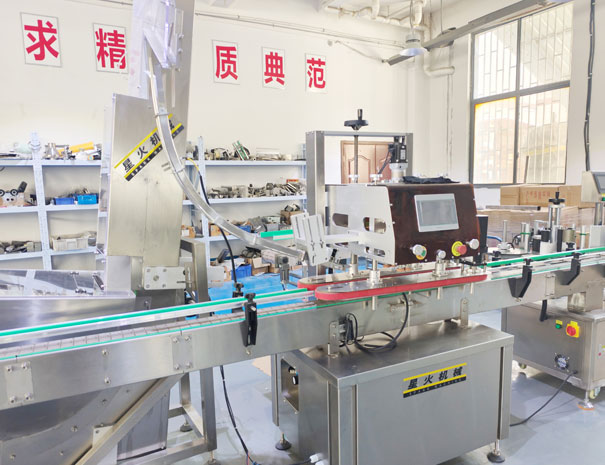 四輪夾旋式自動(dòng)上蓋旋蓋機(jī)